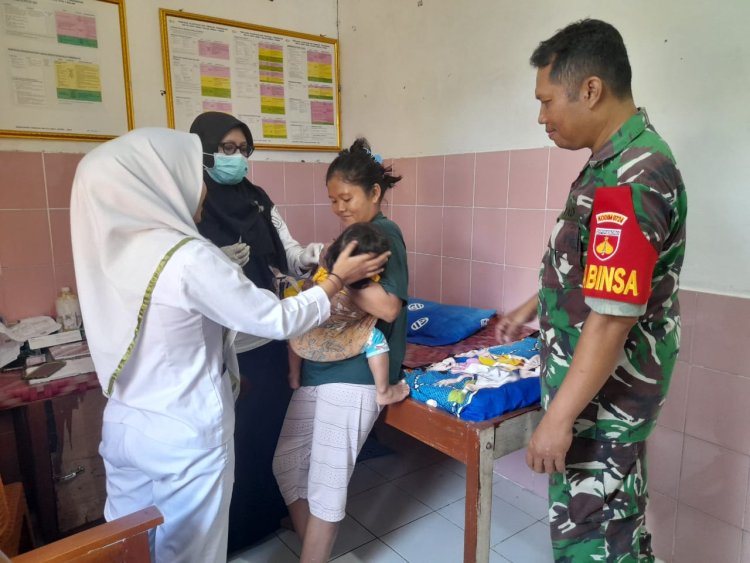 Babinsa Nogosari Dampingi Imunisasi Balita