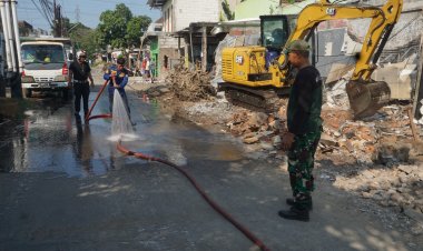 Satgas TMMD Ke-125 Gandeng Damkar Semprot Debu, Warga Surakarta Lega