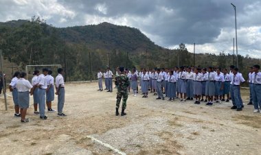 Satgas TNI Pos Naekake Seleksi Paskibraka di SMAN Mutis Sambut HUT RI ke-80