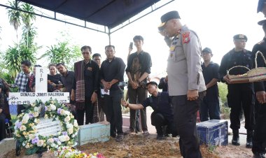 Gugur Saat Tugas Padamkan Karhutla, Iptu Anumerta Donald Dimakamkan Secara Kedinasan