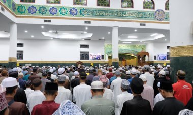 Polda Riau Bersama Komunitas Ojol, Gelar Sholat Ghaib dan Doa Bersama Untuk Almarhum Affan Kurniawan