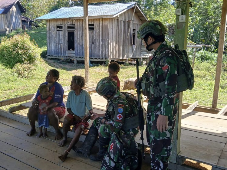 Satgas Yonif 642/Kapuas Beri Layanan Kesehatan Gratis di Kampung Igomu