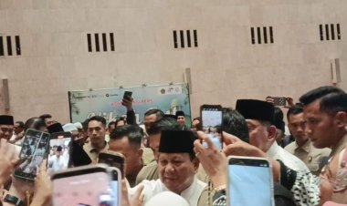 Prabowo Subianto Sambangi Pengunjung Masjid Istiqlal Usai Maulid Nabi