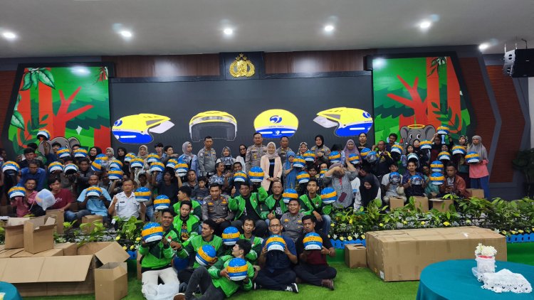 Wujudkan Lalu Lintas Hijau dan Inklusif, Polda Riau Bagikan Helm Disabilitas dan Bagikan 5.000 Bibit Pohon