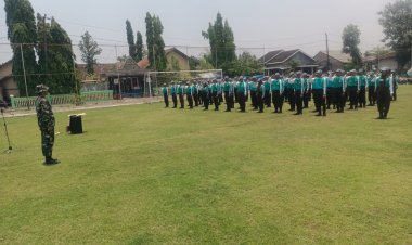 Babinsa Latih PBB dan Apel Sekolah di SMKN 1 Miri Sragen