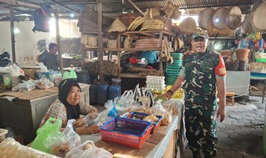Babinsa Danukusuman Pantau Stabilitas Harga Sembako Pasar Harjodaksino