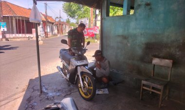 Babinsa Kemlayan Sambang Tukang Tambal Ban, Pererat TNI-Rakyat