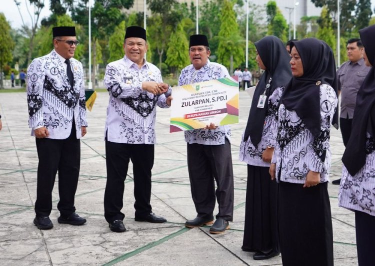 Pemprov Riau Beri Hadiah Umrah untuk Tiga Guru Berprestasi