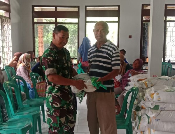 Babinsa Kawal Penyaluran Bantuan Pangan di Guworejo, 767 KK Terima Beras dan Minyak