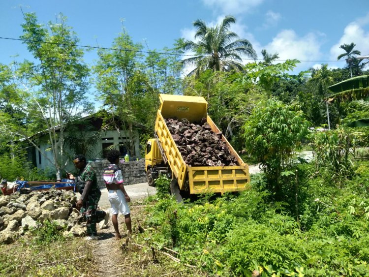 TMMD Ke-128 Kodim 1801/Manokwari Drop Material di Tanah Rubuh